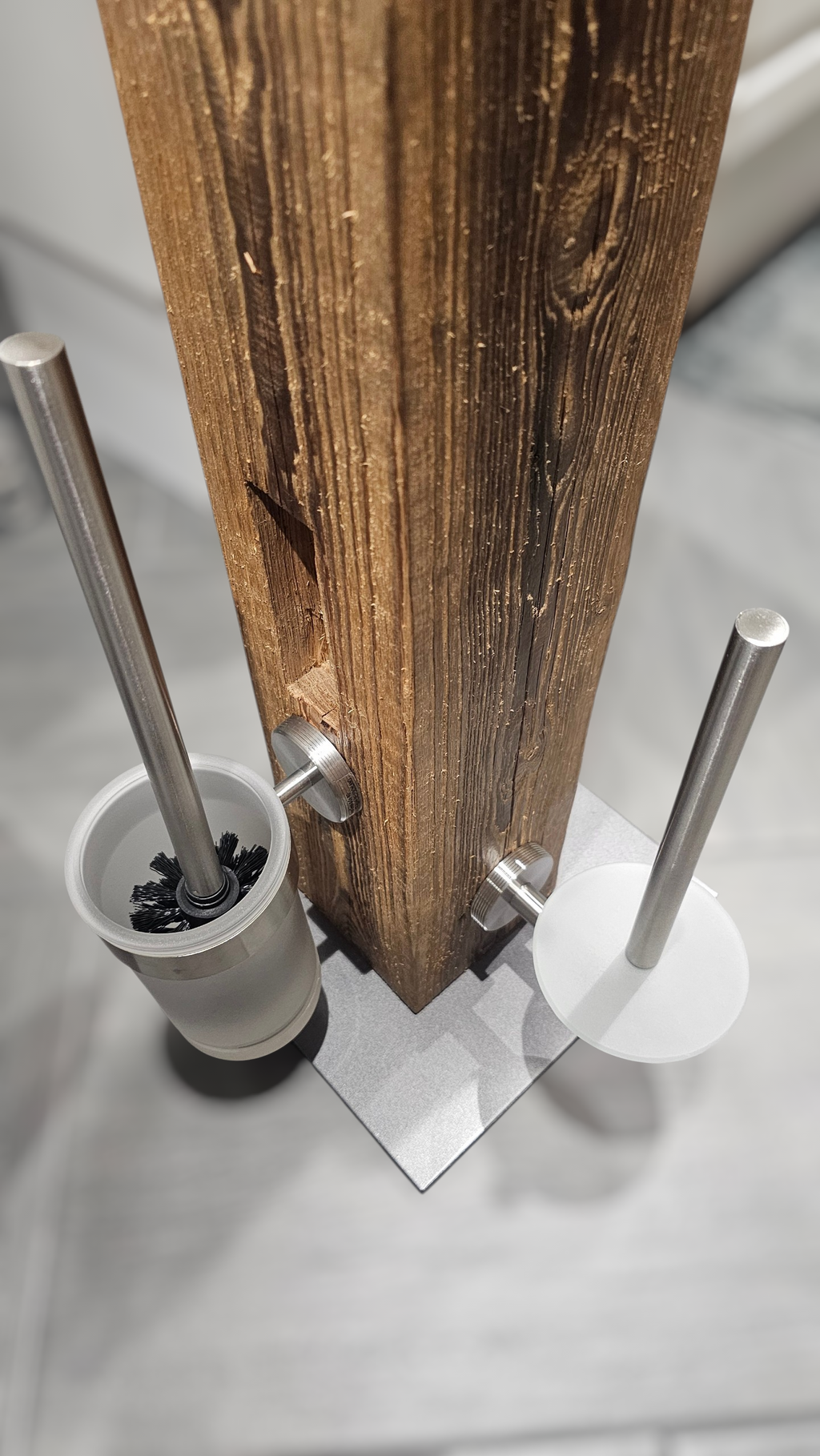 Altholz WC Rollenhalter freistehend – Toilettenpapierhalter 100 Jahre altes Holz inkl. Bürste – Edelstahl gebürstet Milchglas Akzente