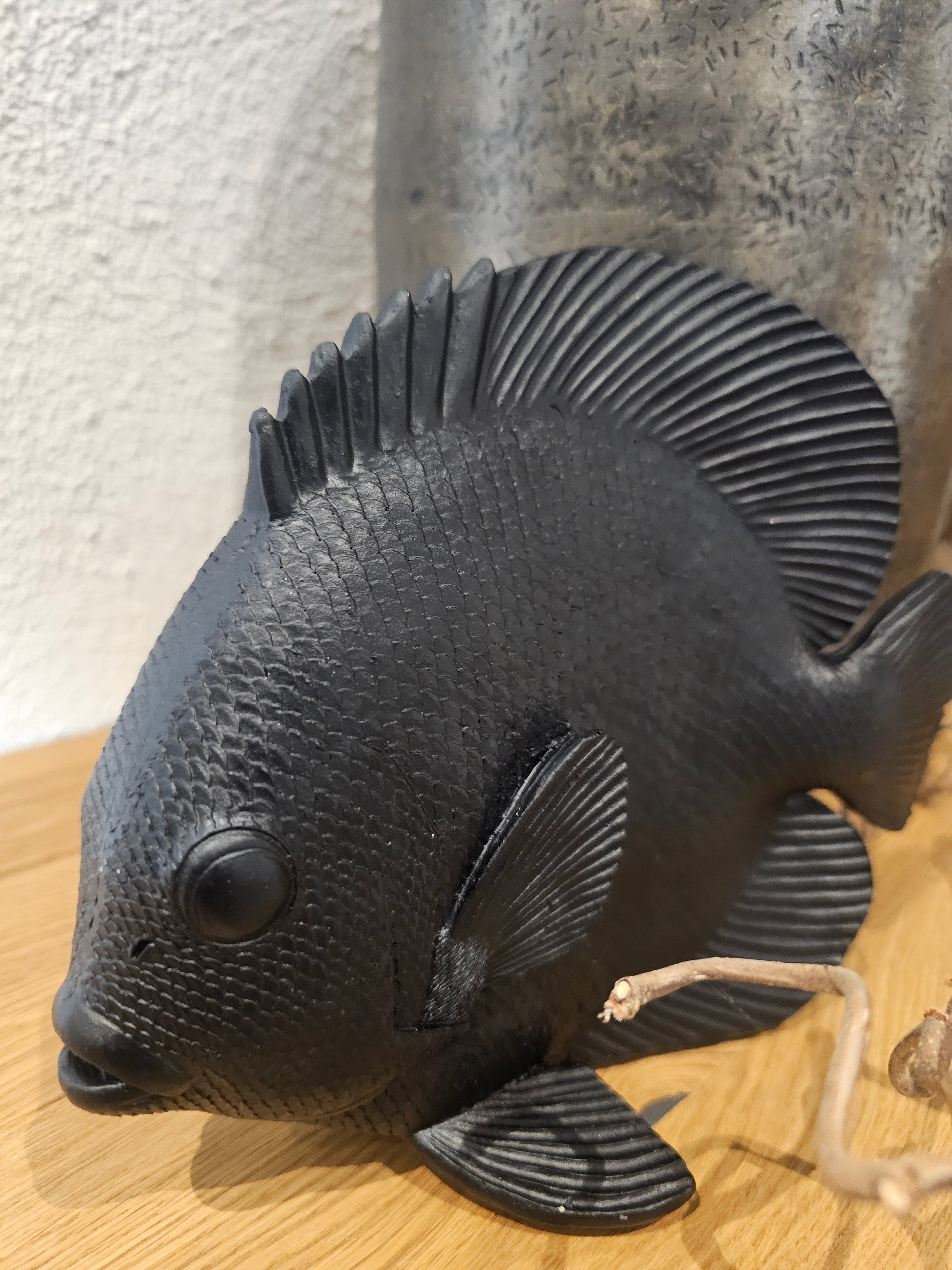 Dekorative Fischfigur Schwarz – Realistischer  Fisch aus Polyresin | Badezimmer Deko | Maritimes Wohnaccessoire | Geschenk f. Fischliebhaber