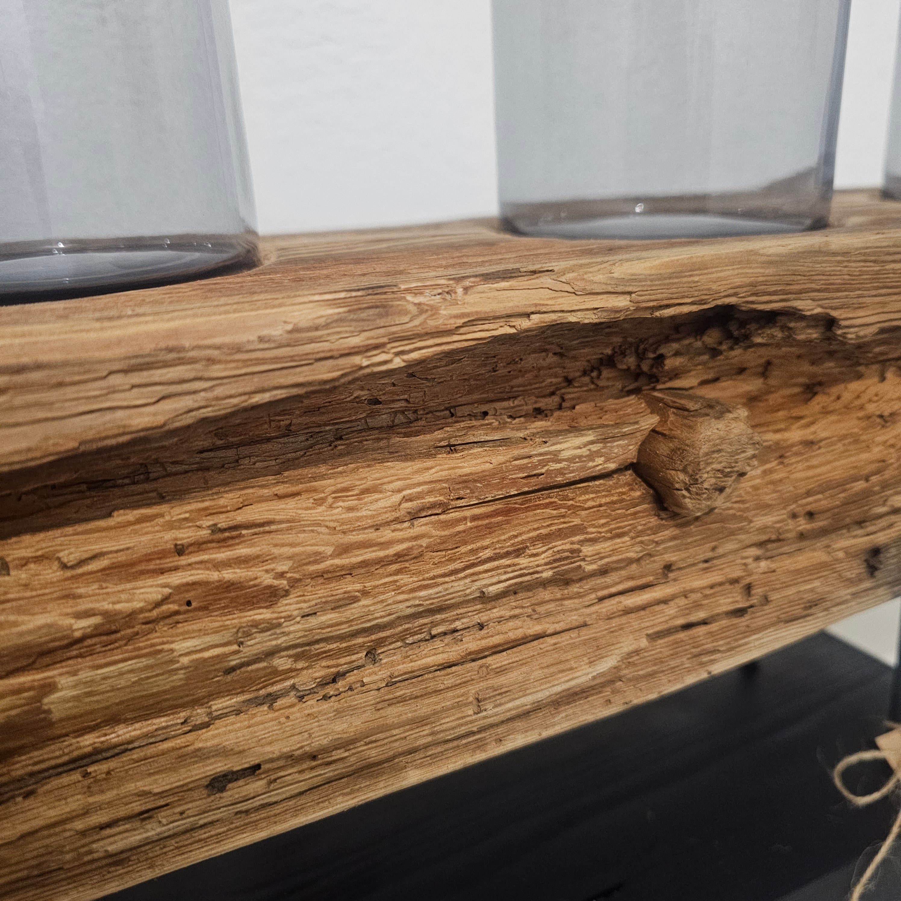 XXL Kerzenhalter aus Altholz Balken – Rustikale Tischdeko mit 4 Gläsern – Vintage Holz Deko – Landhaus & Industrial Stil – Unikat Geschenk