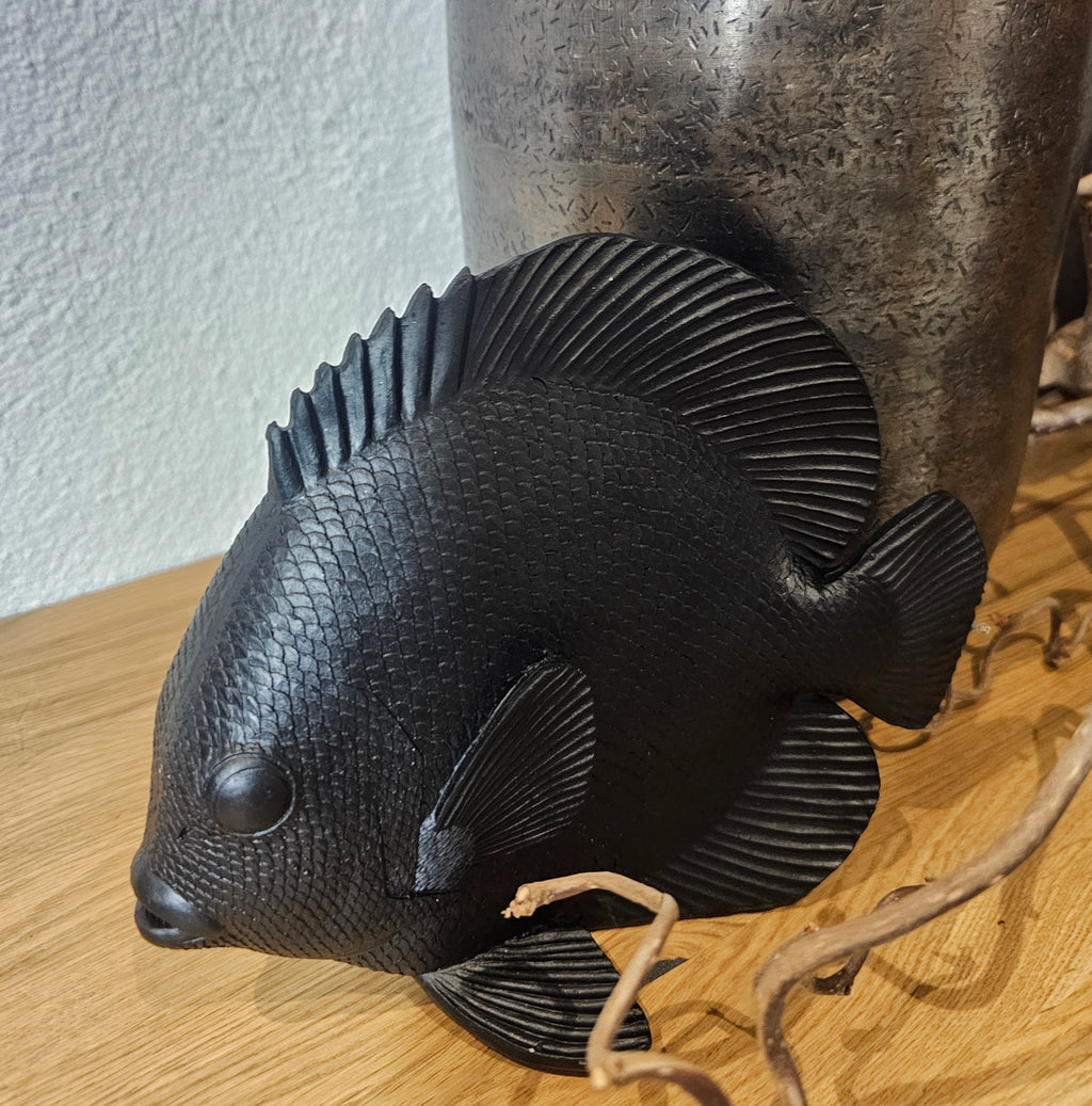 Dekorative Fischfigur Schwarz – Realistischer  Fisch aus Polyresin | Badezimmer Deko | Maritimes Wohnaccessoire | Geschenk f. Fischliebhaber