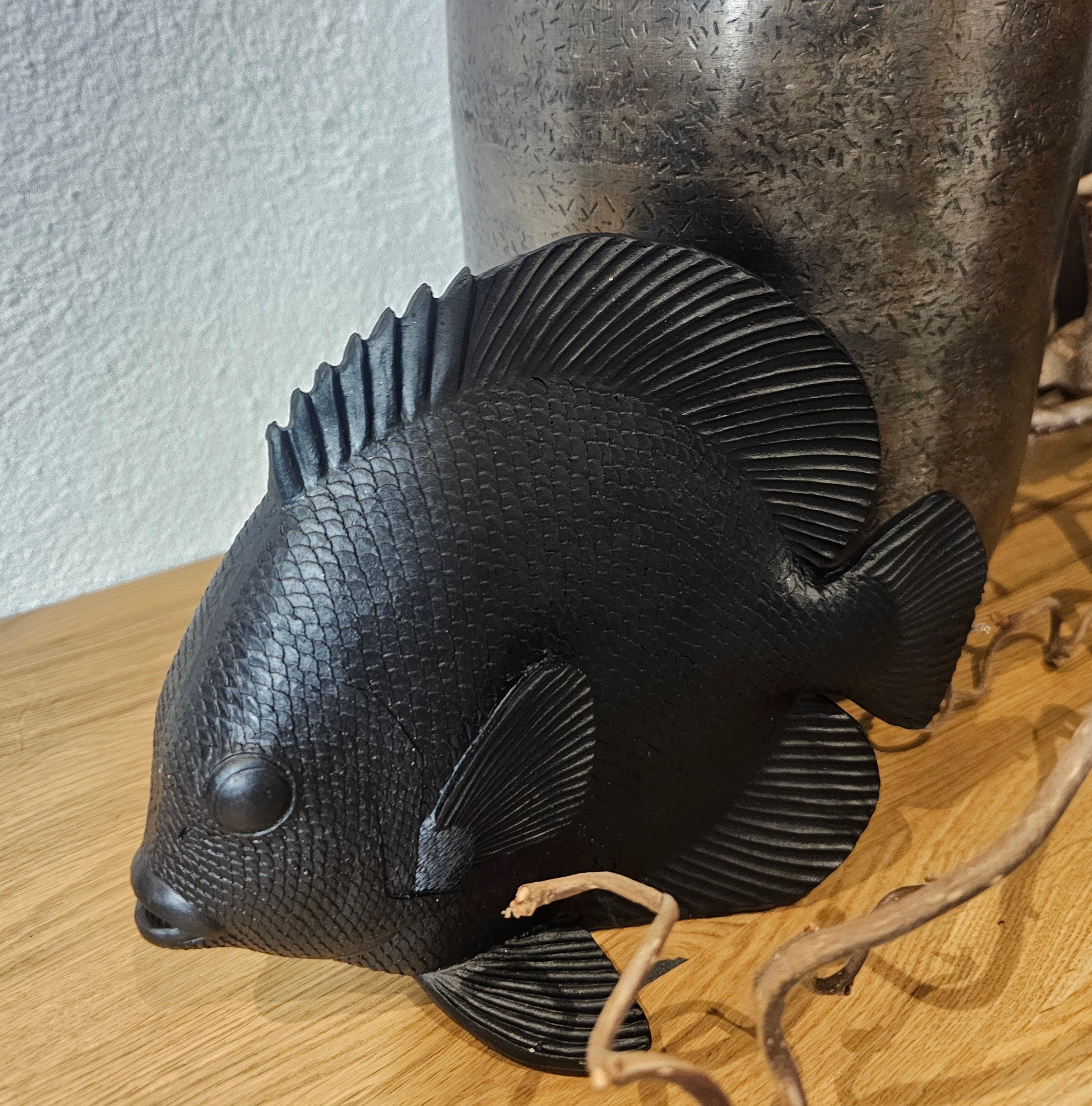 Dekorative Fischfigur Schwarz – Realistischer  Fisch aus Polyresin | Badezimmer Deko | Maritimes Wohnaccessoire | Geschenk f. Fischliebhaber
